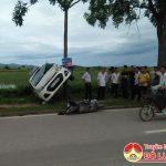 Tránh xe đi ngược chiều, taxi lộn nhiều vòng, đâm vào xe máy