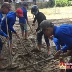 Huyện đoàn Đô Lương: giúp nhân dân khối 1 dọn vệ sinh sau lụt