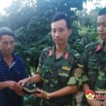 Chiến sĩ trẻ trả lại ví cho người bị mất