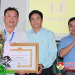 Đồng chí Lê Minh Giang trao huy hiệu Đảng tại trường THPT Đô Lương 2