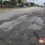 Đường mới sửa chữa đã bị bong tróc nhiều nơi