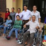 Bệnh viện phục hồi chức năng trao dụng cụ trợ giúp cho người khuyết