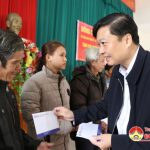 Đồng chí Lê Hồng Vinh – Phó chủ tịch UBND tỉnh thăm, tặng quà tại Đô Lương