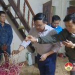 Đồng chí Ngọc Kim Nam: Thắp hương chia buồn gia đình chị Nguyễn Thị Thu ở xã Nam Sơn