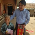Đồng chí Phùng Thành Vinh – Chủ tịch UBND huyện trao quà cho thân nhân liệt sỹ và người cao tuổi