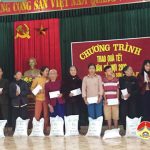 Đồng chí Lê Minh Giang – Phó bí thư thường trực Huyện ủy trao quà tết cho hộ nghèo tại xã Trung Sơn
