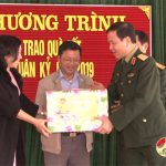 Thiếu tướng Hà Tân Tiến – Phó tư lệnh quân khu 4 tặng quà cho hộ nghèo tại xã Trung Sơn.