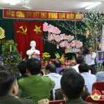 Các đồng chí lãnh đạo huyện thăm, tặng quà chúc tết các đơn vị làm nhiệm vụ trực tết.