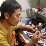 Anh Vũ Đình Sơn, 35 năm đam mê với nghề sửa chữa đồng hồ