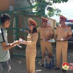 Đoàn thanh niên Phòng cảnh sát giao thông công an tỉnh và đôi cảnh sát giao thông 1/7 tiếp sức mùa thi tại huyện Đô Lương.