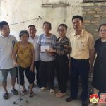 Đồng chí Nguyễn Thị Anh Quang trao tiền trợ cấp khó khăn cho gia đình chính sách tại xã Trù Sơn