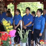 Đoàn thanh niên các cơ quan Trung ương Đoàn dâng hương tại Truông Bồn và tặng nhà tình nghĩa.