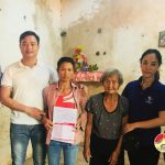 Nhóm “Đô Lương – Chia sẻ yêu thương” trao sổ tiết kiệm cho gia đình có hoàn cảnh đặc biệt khó khăn.