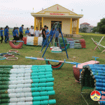 Đoàn trường THPT ĐL1 hỗ trợ dụng cụ vui chơi cho các em thiếu nhi.