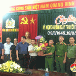 Lãnh đạo huyện Đô Lương tặng hoa chúc mừng Công an huyện Đô Lương, Đội CSPCCC & Cứu nạn cứu hộ số 5, Đội CSGT 1-7 nhân ngày truyền thống Công an nhân dân Việt Nam 19/8.