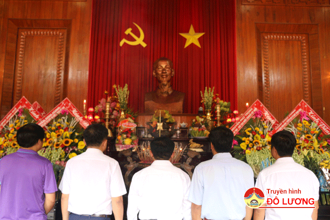 cac-dong-chi-lanh-dao-huyen-dang-huong-tai-khu-di-tich-kim-lien-nam-dan