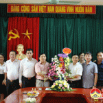 Đồng chí Ngọc Kim Nam – Tỉnh uỷ viên, Bí thư huyện uỷ tặng hoa ngày thành lập Toà án nhân dân.