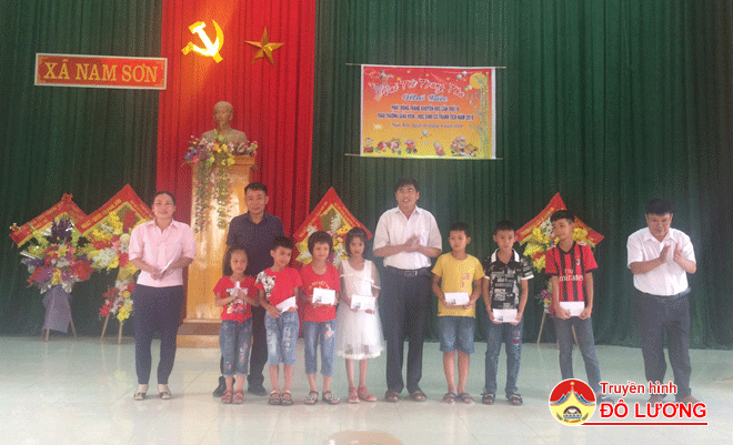hoi-khuyen-hoc-xa-nam-son-trao-thuong-cho-cac-em-hoc-sinh-gioi