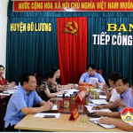 Đồng chí Phùng Thành Vinh – Phó bí thư, Chủ tịch UBND huyện tiếp công dân