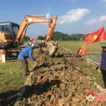 Hơn 300 cán bộ, hội viên nông dân và phụ nữ xã Tân Sơn ra quân làm giao thông thủy lợi.