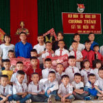 Đoàn xã Đông Sơn: Tặng quà, cắt tóc miễn phí cho 50 em học sinh