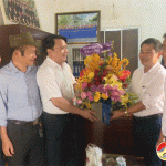 Đồng chí Phùng Thành Vinh – Phó bí thư, Chủ tịch UBND huyện tặng hoa chúc mừng Trung tâm dân sô nhân ngày dân số Việt Nam 26/12.