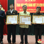 Đồng chí Ngọc Kim Nam – Tỉnh uỷ viên – Bí thư huyện uỷ trao huy hiệu 70 năm tuỏi đảng cho đảng viên.