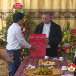 Đồng chí Lê Minh Giang – Phó bí thư Thường trực Huyện uỷ, Chủ tịch HĐND huyện thăm và tặng quà giáo xứ Bột Đà