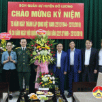 Các đồng chí lãnh đạo huyện tặng hoa chúc mừng Ban chỉ huy quân sự huyện