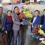 Các đồng chí lãnh đạo huyện tặng hoa chúc mừng Hội Cựu chiến binh.