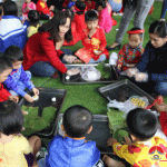 Công ty may BH trao quà cho người nghèo và học sinh nghèo ở Lạc Sơn.