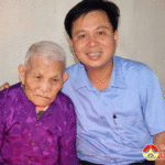 Trường trung cấp kinh tế kỹ thuật tây nam Nghệ An chúc tết và trao tiền phụng dưỡng cho Mẹ VNAH Lê Thị Bốn.
