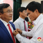 Đảng bộ cơ quan Huyện uỷ trao huy hiệu Đảng cho các đảng viên.