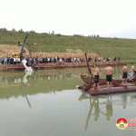 Ô tô bán tải lật nhào xuống chân cầu Bara, tài xế may mắn thoát chết