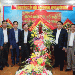 Lãnh đạo UBND huyện chúc mừng 90 năm ngày thành lập đảng