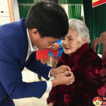 Đồng chí Lê Minh Giang- Phó bí thư – Chủ tịch HĐND huyện trao huy hiệu Đảng tại Đảng bộ xã Giang Sơn Đông