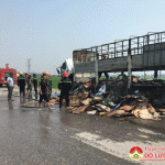 Cháy xe tải chở bìa các tông
