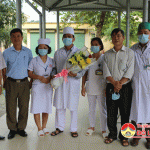 Bệnh viện Đa khoa Đô Lương bàn giao 3 trường hợp cách li về với gia đình.