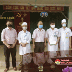 Ngân hàng CSXH huyện Đô Lương hỗ trợ 5 triệu đồng mua khẩu trang y tế cho Bệnh viện Đa khoa Huyện