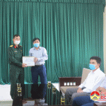 Đồng chí Lê Minh Giang tặng quà Ban CHQS huyện phục vụ công tác phòng chống dịch COVID-19