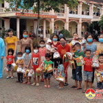 Đoàn thanh niên Đô Lương làm quà tặng gắn thông điệp chiến thắng dịch bệnh tặng trẻ em trong khu cách ly