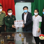 Lãnh đạo huyện Đô Lương thăm và tặng quà các đơn vị phục vụ phòng chống Covid-19