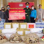 Sư đoàn 324: Thăm, tặng quà  khu cách ly tại địa bàn huyện Đô Lương