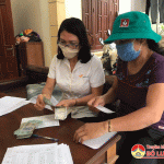 Bưu điện Đô Lương chi trả lương hưu, trợ cấp xã hội tại nhà để phòng, chống dịch Covid-19.