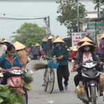 Chợ Om xã Minh Sơn bày bán hàng hóa, họp chợ giữa đường.