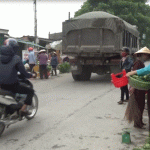 Chợ Om xã Minh Sơn nhiều người đưa hàng hóa ra đường để họp chợ
