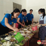 LĐLĐ huyện tổ chức bữa cơm tình thương cho các đối tượng ở Trung tâm Bảo trợ  xã hội tỉnh