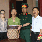 Đồng chí Nguyễn Thị Anh Quang – Phó chủ tịch UBND huyện tặng quà các gia đình chính sách.