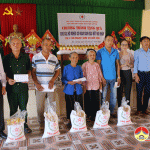 Hội anh em thiện nguyện tại Hà Nội tặng 60 suất quà cho các gia đình chính sách và gia đình có hoàn cảnh đặc biệt khó khăn ở Đô Lương