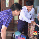 Đ/ c Lê Minh Giang – Phó bí thư,Chủ tịch HĐND huyện thăm tặng quà nhân ngày thương binh liệt sỹ 27/7